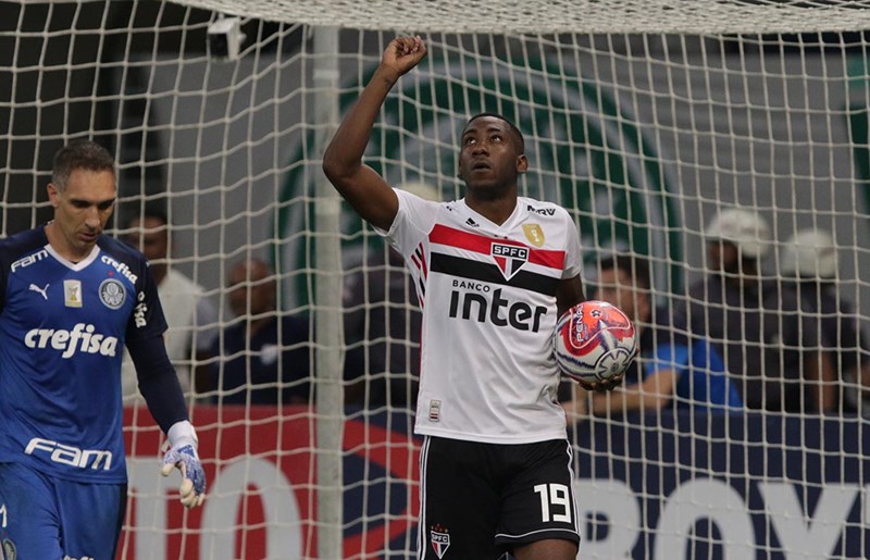 Palmeiras 0 (4) x (5) 0 São Paulo - 2019: na volta, novo empate sem gols. Na disputa dos pênaltis, o atacante Gonzalo Carneiro ficou marcado por uma cavadinha. O Tricolor se classificou para a final do estadual.