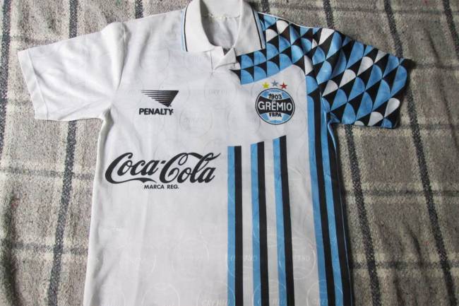 Em 1994, o Grêmio lançou uma camisa 'pela metade', que dividiu opiniões. Do lado esquerdo, listras e escudo. Já no lado direito, tudo branco e patrocínio. 
