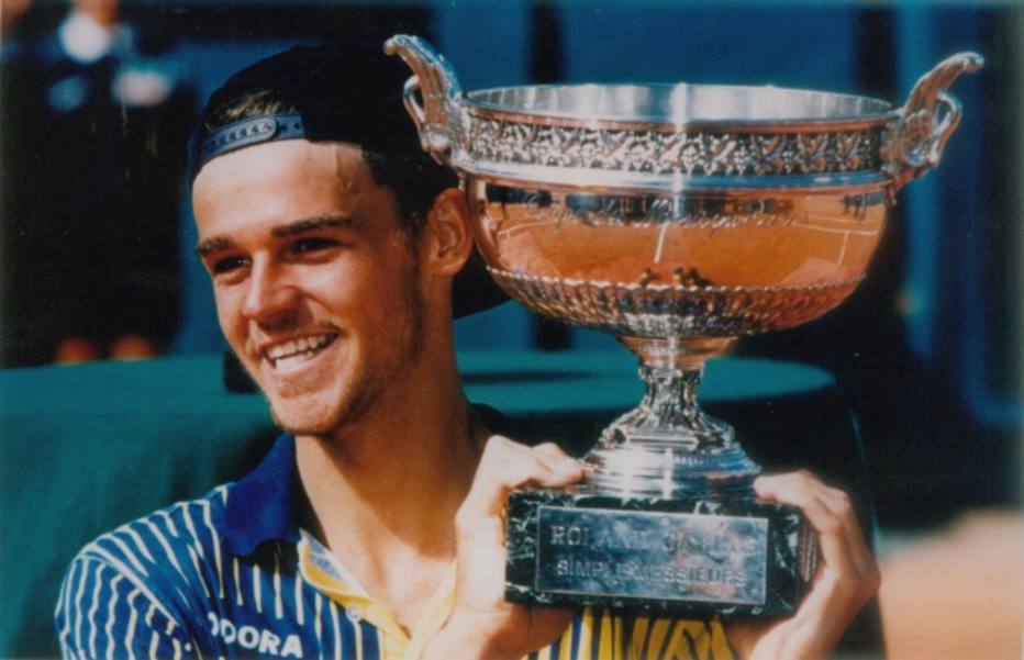 Gustavo Kuerten se aposentou em 2008, com 31 anos de idade. Três vezes vencedor de Roland Garros e número 1 do mundo por 43 semanas, o brasileiro sofreu com seguidas lesões, principalmente no quadril, motivo que o fez encerrar a carreira precocemente.