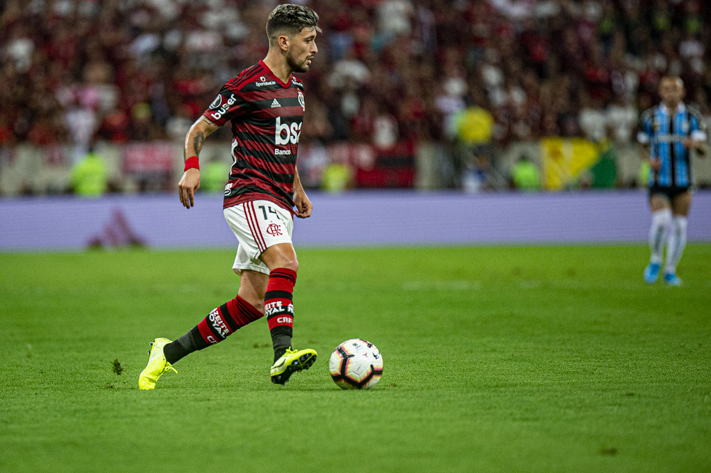 ESQUENTOU - As conversas entre Flamengo e Arrascaeta pela renovação contratual ganharam novos capítulos nesta semana, mas ainda estão longe de um final feliz. As partes definiram a duração do novo vínculo (até o fim de 2025) e debateram um reajuste salarial, que é considerado justo pela diretoria. A divergência é a mesma de meses atrás: a compra dos 25% dos direitos econômicos que pertencem ao Defensor Sporting, do Uruguai.