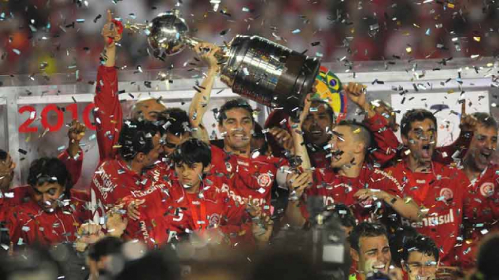 1) Internacional (19 títulos): Por fim, no topo do ranking, em primeiro lugar, está o Colorado, com12 Campeonatos Gaúchos (2002, 2003, 2004, 2005, 2008, 2009, 2011, 2012, 2013, 2014, 2015 e 2016), Libertadores (2006 e 2010), Mundial (2006), Copa Sul-Americana (2008), Recopa (2007 e 2011) e Copa Suruga (2009). 
