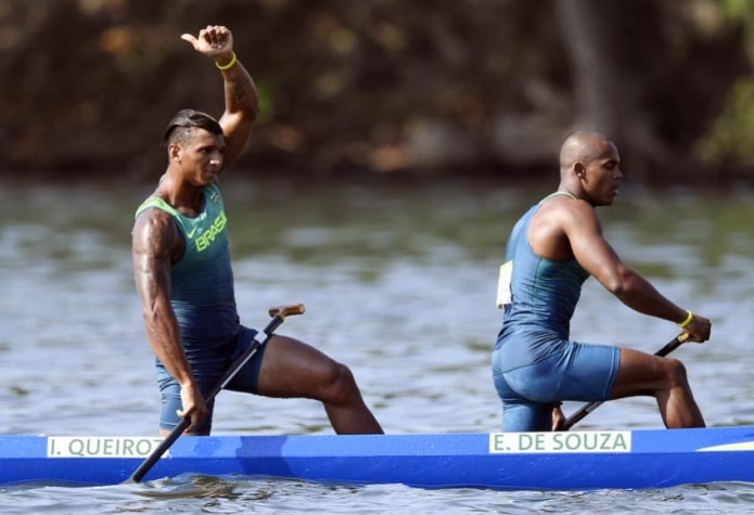 O canoísta Isaquias Queiroz é o atleta brasileiro que conquistou mais medalhas olímpicas em uma mesma edição dos Jogos. No Rio de Janeiro, em 2016, o competidor subiu três vezes ao pódio. O recordista nacional obteve duas pratas - nas categorias C-1 1.000 e C-2 1.000 - e um bronze - no C-1 200.