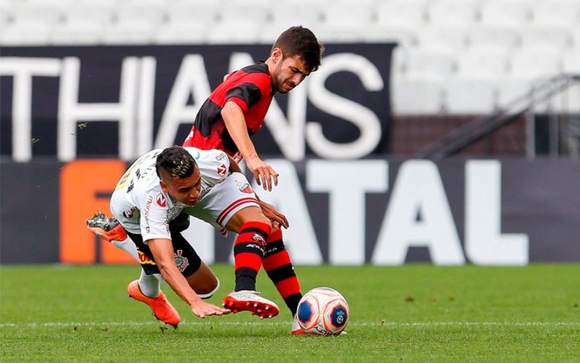 ITUANO: SOBE: GOLAÇO E BEM POSTADO - A criatividade foi algo que foi raro no decorrer do duelo. No entanto, teve um lance que brilhou os olhos dos que assistiam a partida. O lateral do Ituano, Breno Lopes, cruzou da esquerda e surpreendeu Cássio. Além disso, a equipe conseguiu fazer um ferrolho para interceptar e diminuir as jogadas alvinegras. O time ficou bem postado. | DESCE: RARAS CHANCES - O primeiro tempo até que foi recheado de lances perigosos. No entanto, na etapa final, os Rubro-Negros não conseguiram ter a mesma liberdade, ficaram bastante recuados e não assustaram a meta de Cássio, que teve mais tranquilidade dentro da área. Porém, no fim, quase leva os três pontos. 