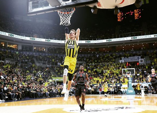 Jan Veseley, ala do Fenerbahce, teve coronavírus. Os colegas de time Kostas Sloukas e Ahmet Duverioglu também testaram positivo.