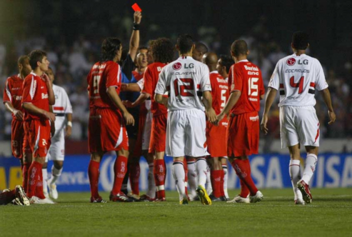 No Morumbi, as duas equipes protagonizaram uma partida eletrizante, e o gol de Alecsandro na derrota dos gáuchos por 2 a 1 fez a equipe eliminar os paulistas. Na final, o Inter venceu o Chivas, do México.