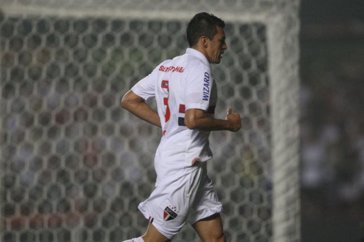 2013 - Esse foi um ano para o São Paulo esquecer. O Tricolor foi eliminado da Libertadores pelo Atlético-MG de Ronaldinho Gaúcho, levando uma goleada de 4 a 1, em Minas Gerais. O zagueiro Lúcio (foto), pentacampeão mundial, acabou sendo afastado do time e diversos problemas entre elenco e diretoria aconteceram.