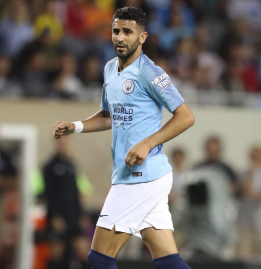 ESFRIOU - Segundo o 'The Sun', o Manchester City rechaçou a chance de Mahrez ir para o Paris Saint-Germain. O argelino é avaliado pelo City por cerca de 80 milhões de libras (aproximadamente R$ 467 milhões).