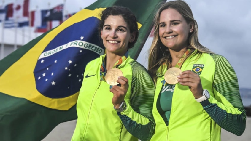 Martine Grael e Kahena Kunzel participam das regatas 7 a 9 na classe 49er, a partir das 2h50. Elas estão em quinto, com 29 pontos perdidos. 