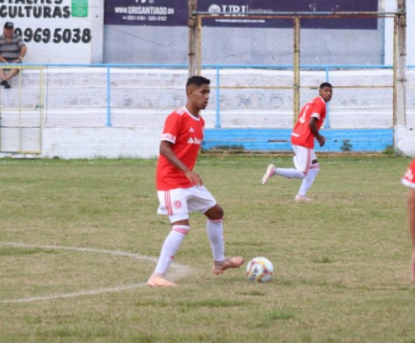 MORNO - Capitão do time sub-17 do Internacional desde a temporada passada, o volante Carlos Mesaque despertou interesse de diversos clubes do futebol brasileiro. om contrato até abril deste ano com o time gaúcho, a renovação com o Colorado está travada.