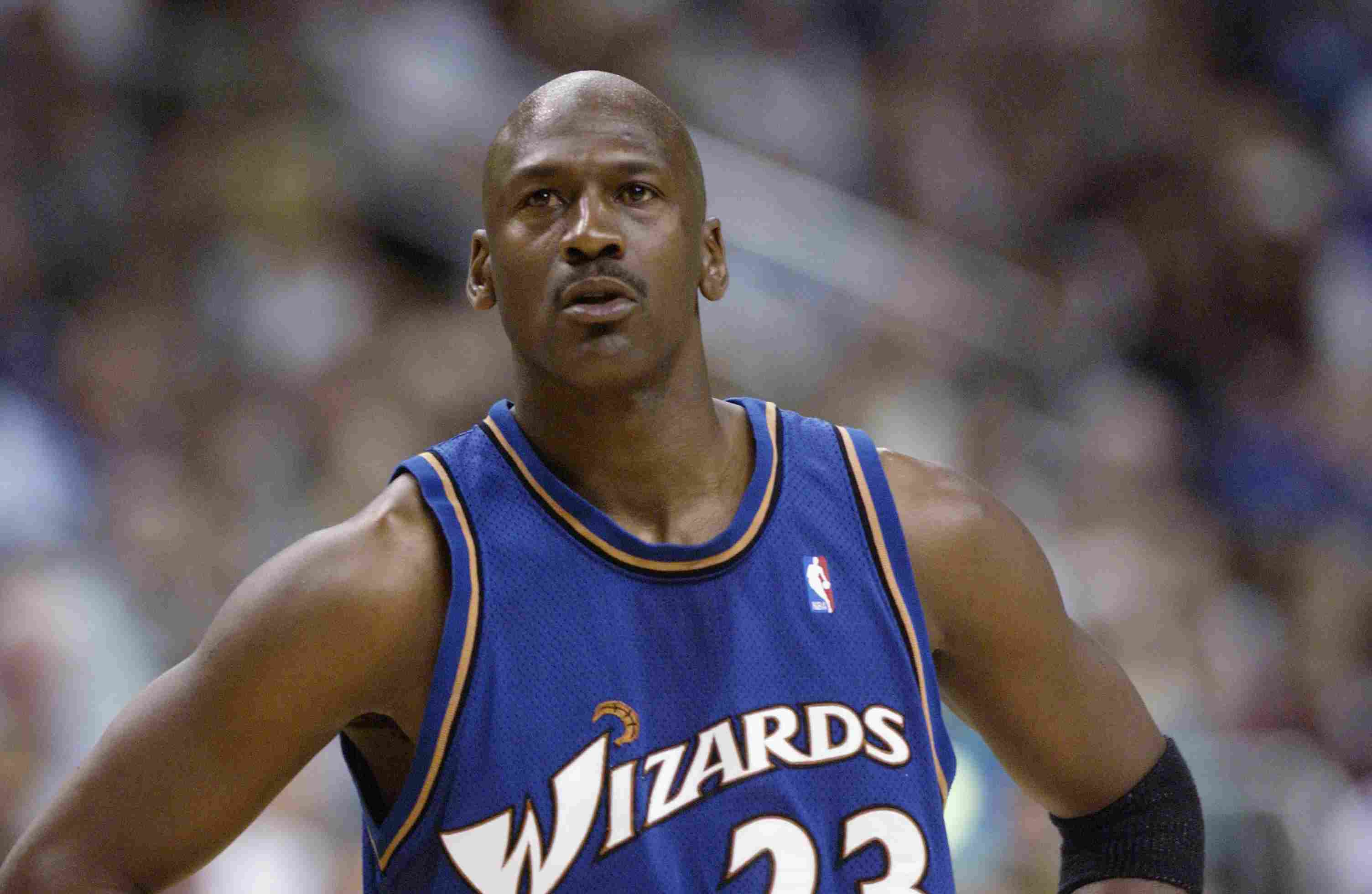 Em 1999, Jordan anunciou sua aposentadoria, mas voltou ao basquete em 2001 para jogar pelo Washington Wizards. Na equipe da capital, o astro jogou 142 vezes, sem ganhar títulos. 