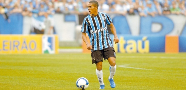 ESQUENTOU - Através das redes sociais, o meia-atacante Douglas Costa postou a mensagem: ‘Eu conto ou vocês contam?’ e alimentou o sonho gremista por uma volta. Os rumores sobre uma negociação entre Juventus e Grêmio tem se arrastado desde o mês de março, mas nenhuma das partes confirma de maneira oficial.