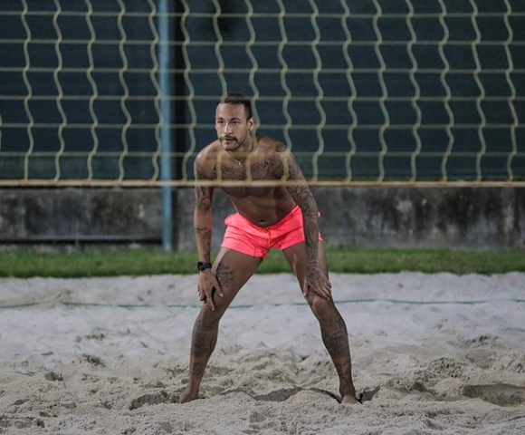 Neymar, do Paris Saint-Germain, veio para o Brasil para cumprir a quarentena. No entanto, ele tem praticado alguns exercícios físicos, como futevôlei, treino na areia e tênis.