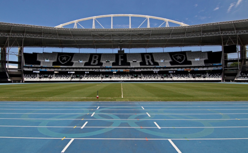 Botafogo - Estádio Nilton Santos: O Glorioso treina em um campo anexo do estádio que leva o nome da "Enciclopédia do Futebol". Da estreia em 1948, até a aposentadoria, em 1965, defendeu apenas as cores do Alvinegro e da Seleção Brasileira. O clube espera inaugurar um CT em Vargem Pequena o quanto antes. O nome do novo CT será escolhido pela torcida.