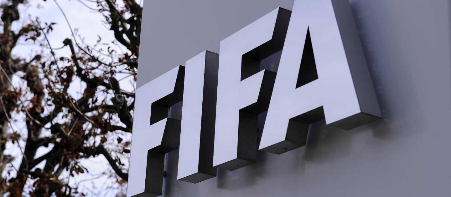 Seguindo recomendações, o escritório da Fifa, em Zurique, estaria de portas fechadas, com seus funcionários trabalhando em home office, segundo o jornal Sport, até dia 3 de abril. A Uefa também fez o mesmo, até dia 30 de abril.