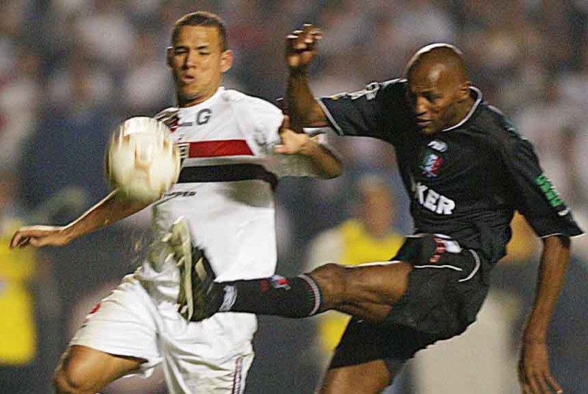 2004 - Semifinal - Depois de ficar dez anos sem disputar a Libertadores, o São Paulo foi semifinalista em 2004. Passou em primeiro no grupo com LDU (EQU), Alianza Lima (PER) e Cobreloa (CHI). Nas oitavas, eliminou Rosário Central (ARG) e nas quartas o Deportivo Táchira (VEN). Porém saiu para o Once Caldas (COL), nas semis. 