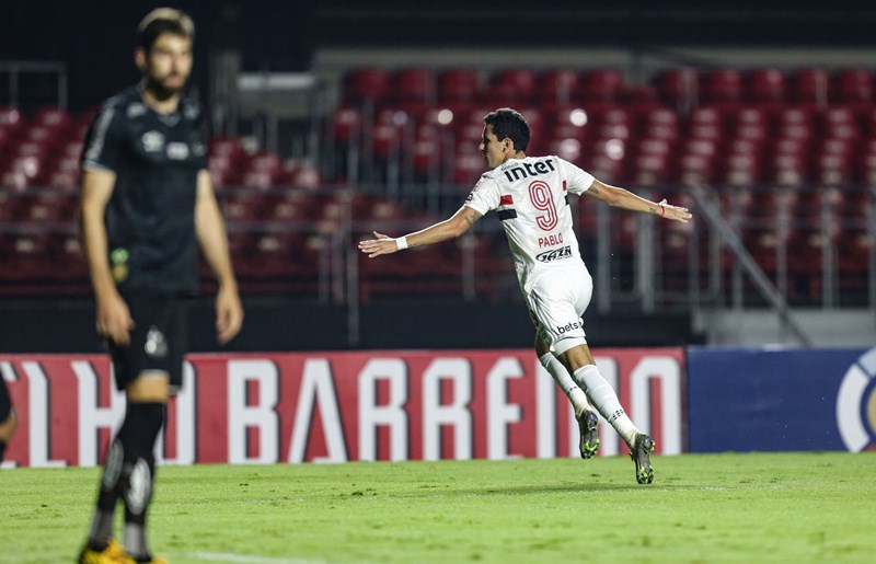 O segundo gol saiu na partida seguinte, fazendo com que a diretoria achasse que o dinheiro gasto na transferência fosse bem gasto, pois depois de algum tempo, finalmente teriam achado o camisa ‘9’ ideal.