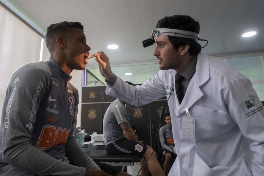 O Corinthians segue acompanhando a situação de todos os seus jogadores e funcionários e, por enquanto, nenhum deles apresentou sintomas de coronavírus. O meia Luan e um membro da comissão técnica tiveram quadro gripal, mas não estão infectados. Já Pedrinho, que retornou de Portugal recentemente, ficou isolado e seu teste deu negativo.