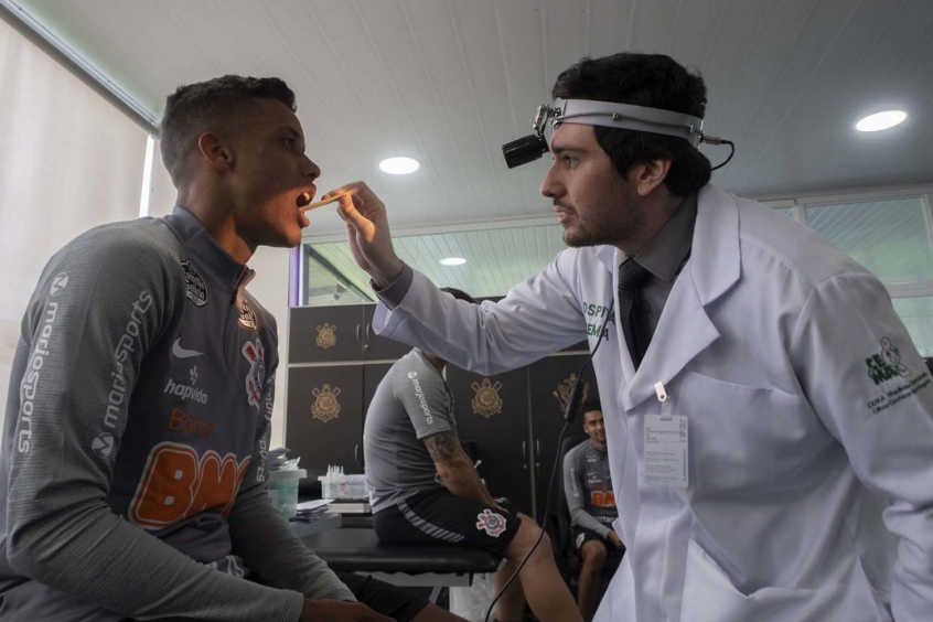 O departamento médico do Corinthians monitora diariamente a situação de jogadores e funcionários do clube durante o período de quarentena. As situações de Luan, Pedrinho e também de um membro da comissão técnica, que antes causaram certo receio, estão controladas e não preocupam. 