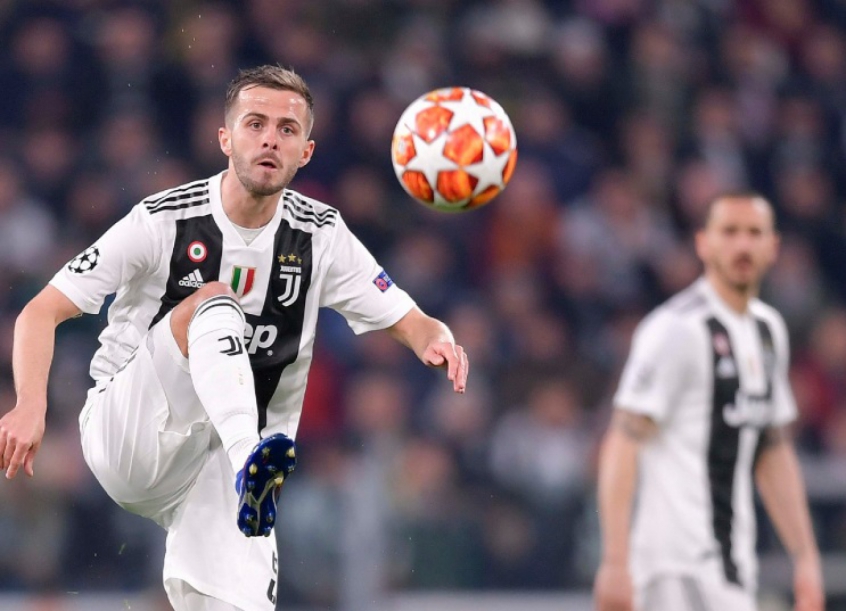 MORNO - O Paris Saint-Germain mostrou interesse no meia Miralem Pjanic, da Juventus. De acordo com o “Corriere dello Sport”, a Velha Senhora está disposta a liberar o bósnio. O Barcelona é outro interessado no jogador, que pode ser envolvido numa troca com Arthur.