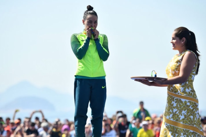 Primeira nadadora brasileira a conquistar uma medalha em uma edição olímpica, Poliana Okimoto ficou com a medalha de bronze na maratona aquática dos Jogos do Rio de Janeiro. Hoje, está com 38 anos e aposentada.