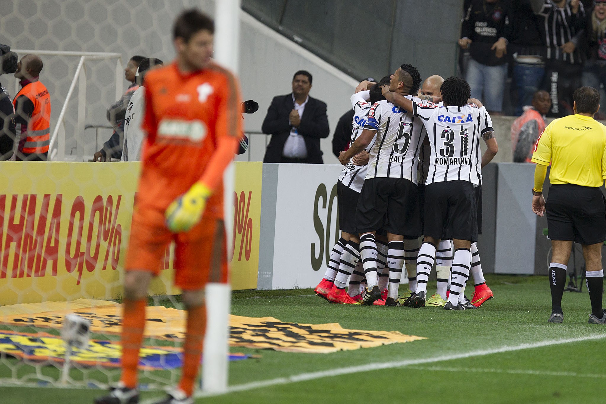 Já o primeiro clássico da história da Arena foi contra o maior rival, Palmeiras, pelo Brasileirão de 2014. O Timão venceu por 2 a 0, com gols de Guerrero e Petros. 