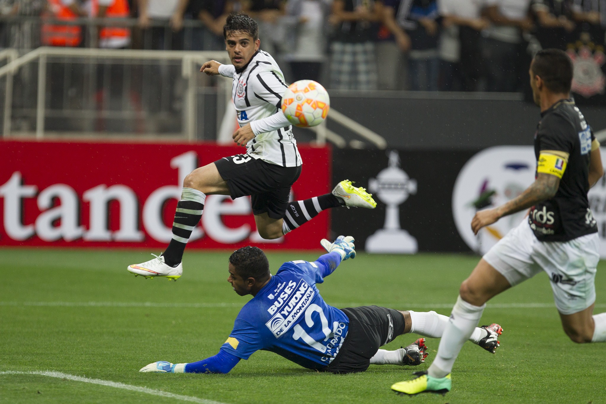 Na Libertadores, o primeiro confronto na Arena foi entre Corinthians e Once Caldas, do Chile, pela segunda fase do torneio. Sheik, Felipe, Elias e Fagner marcaram os gols da vitória por 4 a 0.