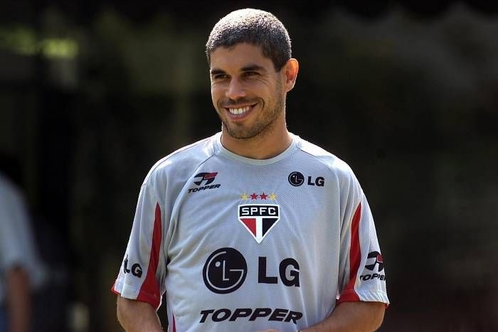 Em 2002, Ricardinho surpreendeu e anunciou sua ida para o rival São Paulo. No Morumbi, não caiu no gosto da torcida e não conseguiu repetir as grandes atuações nos tempos de Corinthians. Jogou 63 partidas, marcando apenas cinco gols e não conquistou títulos. 