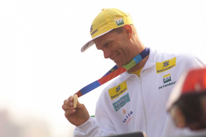 Os eventos da vela começam às 00h05, mas o grande destaque fica por conta da regata da medalha na classe laser, onde tem o brasileiro Robert Scheidt como candidato a medalha. A prova começa às 02h33. 