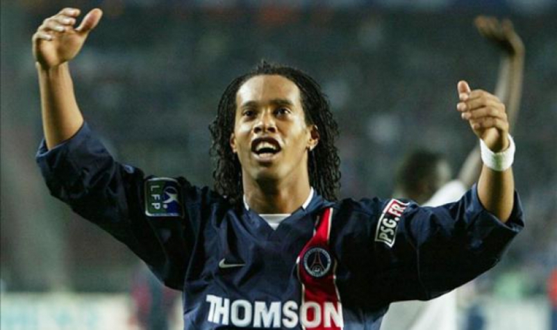 No início da carreira, quando foi para o Paris Saint-Germain, o jogador foi pego com uma carteira de motorista falsa. Ronaldinho também já foi parado em uma blitz sem CNH e com o licenciamento de seu carro vencido no mesmo ano.