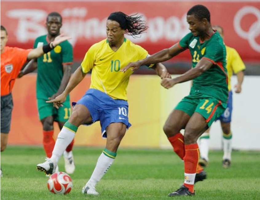 Ronaldinho Gaúcho - O R10 foi escolhido para atuar ao lado de Kaká no meio campo da Seleção pelo LANCE!, com unanimidade. Ronaldinho jogou 97 partidas pela Seleção, marcando 34 gols e conquistando a Copa do Mundo de 2002, a Copa das Confederações em 2005 e a Copa América de 1999.