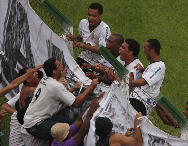 Outro grande nome do Timão foi Ronaldo. O Fenômeno foi contratado em 2009 e encerrou sua carreira dois anos depois. Seu primeiro gol com a camisa do clube foi justamente em um clássico contra o Palmeiras, que acabou empatado por 1 a 1. Neste dia, o jogador subiu no alambrado e ele acabou cedendo na comemoração.