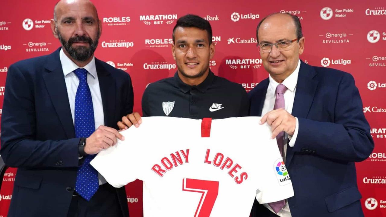 Rony Lopes: mudou-se cedo com a família para Portugal e realizou sua formação no futebol no país. Em 2006, o atacante, que pertence ao Sevilla e está emprestado ao Olympiacos, começou sua carreira no Benfica e já foi convocado duas vezes para a seleção.