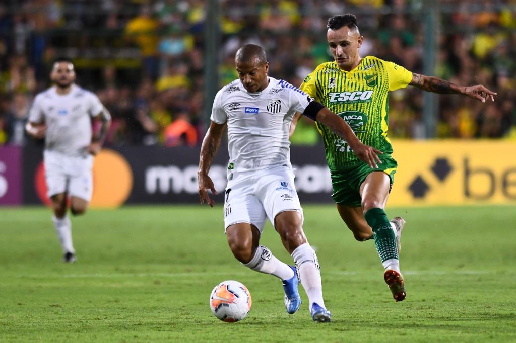 Em jogo entre Santos e Defensa y Justicia, pela Libertadores, ainda antes da pandemia, com a presença de público nos estádios, uma questão chamou atenção fora de campo: um torcedor foi filmado imitando um macaco em direção aos jogadores brasileiros. O Peixe entrará com uma representação na Conmebol para apurar o caso.