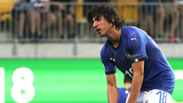 ESQUENTOU - Um dos poucos destaques do rebaixado Brescia, o meio-campista Sandro Tonali pode estar perto de trocar de casa no País da Bota. De acordo com informações da "Gazzetta dello Sport", a Inter de Milão se aproximou de um acordo para contratar o jogador de 20 anos.