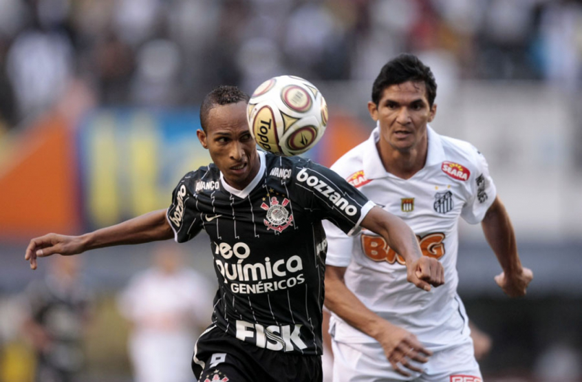 Santos e Corinthians em 2011: liderados por Neymar Jr, o Peixe bateu o Corinthians na final do Paulistão e completou o ano com o título da Libertadores.