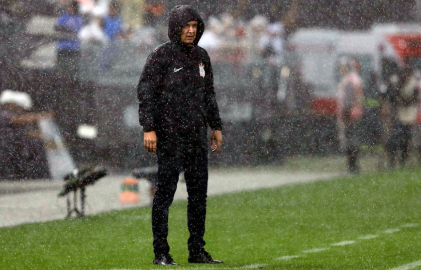 ESQUENTOU: O técnico Tiago Nunes está pressionado no cargo depois da derrota para o Palmeiras, por 2 a 0, na Neo Química Arena. Torcedores protestaram ao fim da partida, pedindo a saída do treinador.