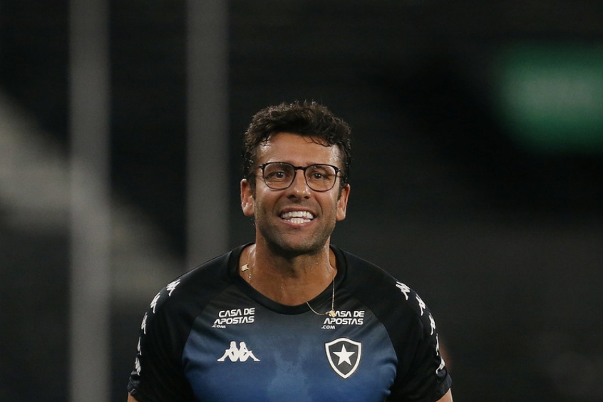 O ano não começou bem para o Botafogo. Depois de realizar a pré-temporada no China Park, no Espírito Santo, o Botafogo teve uma mudança de planejamento logo no começo da temporada. Ainda no começo de fevereiro, o clube demitiu Alberto Valentim após um começo irregular na Taça Rio, primeiro turno do Campeonato Carioca.