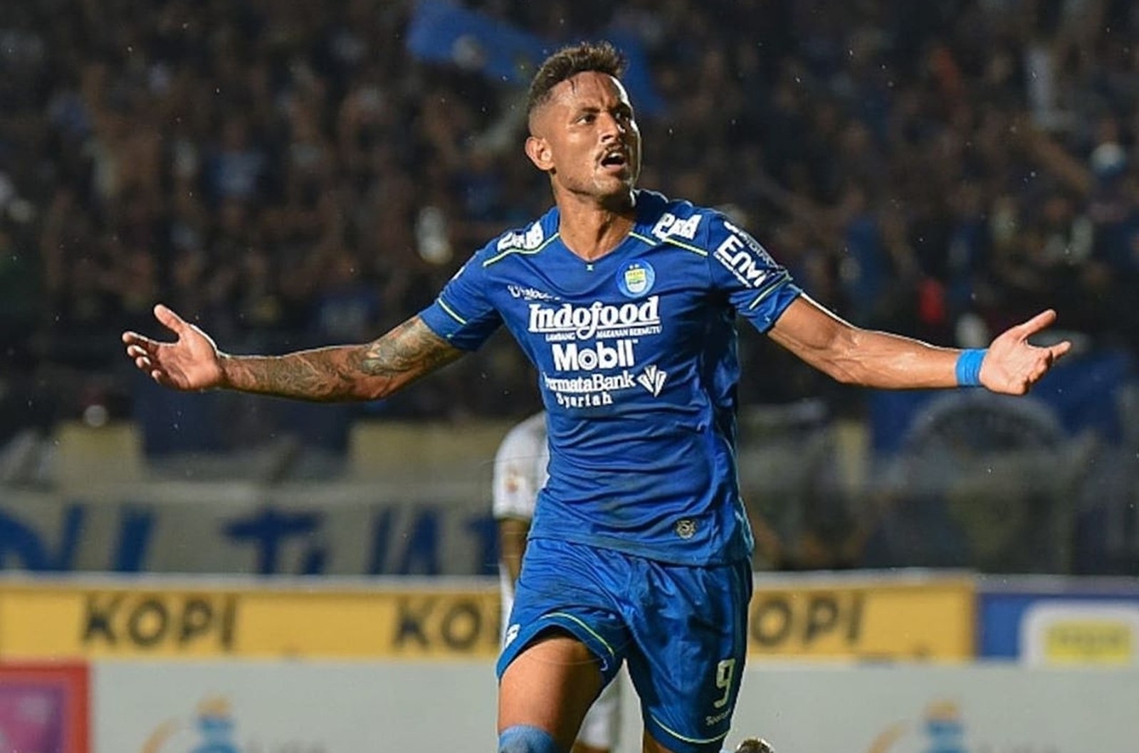 O brasileiro Wander, ex-Desportiva Ferroviária e Vitória-ES, está atualmente joga no Persib Bandung, da Indonésia. O atacante testou positivo para coronavírus em 27 de março.