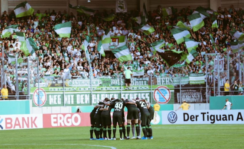 Contrariando os outros clubes do mundo todo, o Wolfsburg anunciou, no último domingo, que retomará seus treinos nesta segunda-feira. O clube alemão pensa na volta do futebol no país, marcado para o dia 4 de abril. 