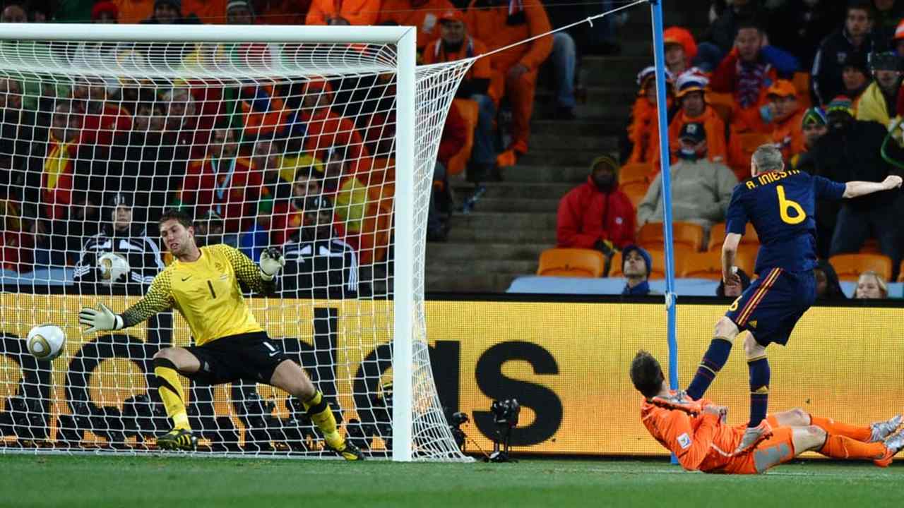 A final da Copa do Mundo de 2010 tinha apenas uma certeza antes de começar: o campeão seria inédito. Espanha e Holanda empataram em 0 a 0 no tempo normal e na prorrogação Iniesta fez o gol do título espanhol.