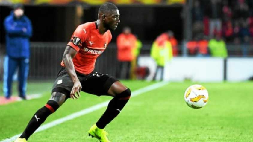 ESQUENTOU - De acordo com informações do canal 'BeIN Sports France', o Sevilla monitora o lateral-direito Hamari Traoré, do Rennes. O atleta, de 28 anos, é um dos destaques do Campeonato Francês na atual temporada. O valor da transação seria em torno de 15 milhões de euros, uma quantia considerada acessível para os espanhóis.