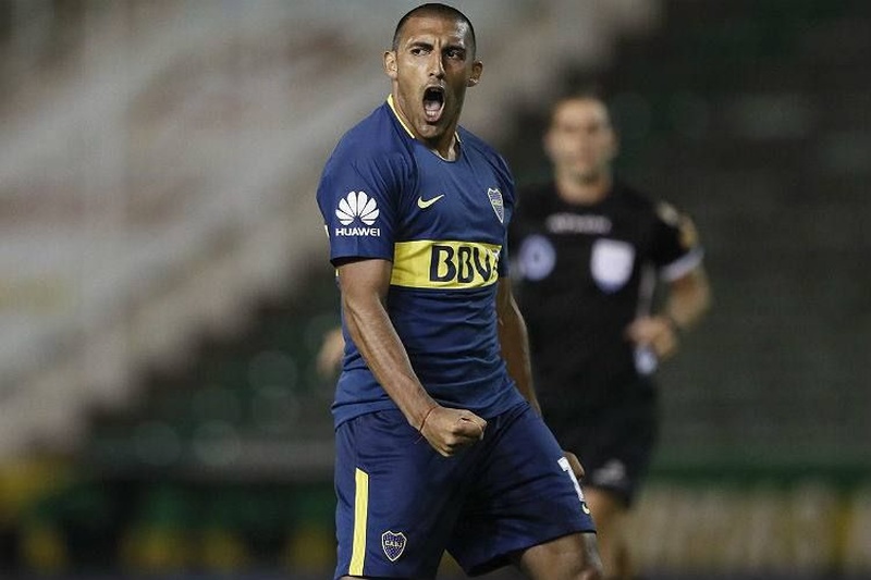 FECHADO - Depois da imprensa argentina garantir que o atacante Ramon Ábila está saindo do Boca Juniors rumo ao Minnesota United, da MLS, o atacante Carlos Tevez falou em tom de despedida do “quase” ex-companheiro de clube. "Um fenômeno como companheiro, lhe desejo o melhor, que vamos sentir muita falta dele.” disse Tevez.