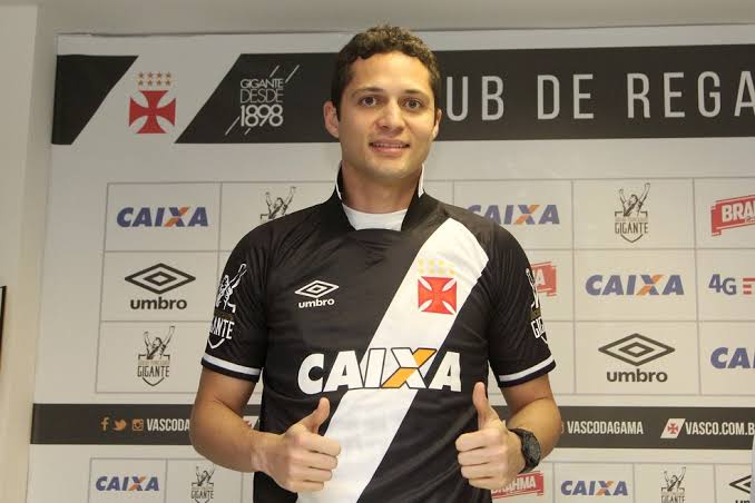A torcida do Vasco ficou surpresa com a rescisão de contrato de Anderson Martins, no início de 2018. O zagueiro rescindiu o contrato para assinar com o São Paulo e deixou o Cruz-Maltino com a alcunha de 'mercenário'