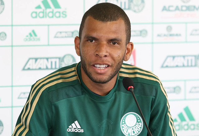 Volante com história no Goiás, Amaral chegou ao Palmeiras em 2015 e pouco agradou. Foi emprestado para Coritiba e Chapecoense e hoje, aos 33 anos, está sem clube.