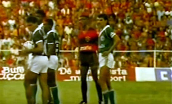 O imbróglio do Clube dos 13 em torno da Copa União trouxe uma brecha para Silvio Santos entrar em cena. O SBT se dispôs a pagar para transmitir as finais entre Sport e Guarani.
