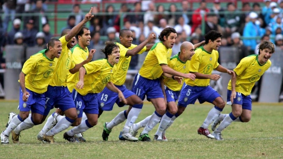 Em 2004, Brasil e Argentina fizeram a final da Copa América, em Lima, no Peru. Os Hermanos venciam a partida até os 48 minutos do segundo tempo e apenas esperavam o apito final para comemorar o título. Porém, após lançamento de Diego Ribas, Adriano acertou belo chute e empatou o jogo. Nos pênaltis, vitória da Seleção Brasileira por 4 a 2.