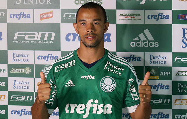 Roger Carvalho foi contratado em 2016 e, nas poucas vezes em que atuou, não agradou. O zagueiro jogou no Atlético-GO em 2017 e, desde 2018, defende o Fortaleza.
