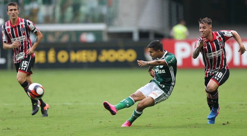 ARTILHEIRO DOS CLÁSSICOS - Dudu é o jogador do elenco com mais gols contra os rivais: são dez no total, quatro contra o Santos, quatro contra o São Paulo e dois contra o Corinthians. Willian fez seis.