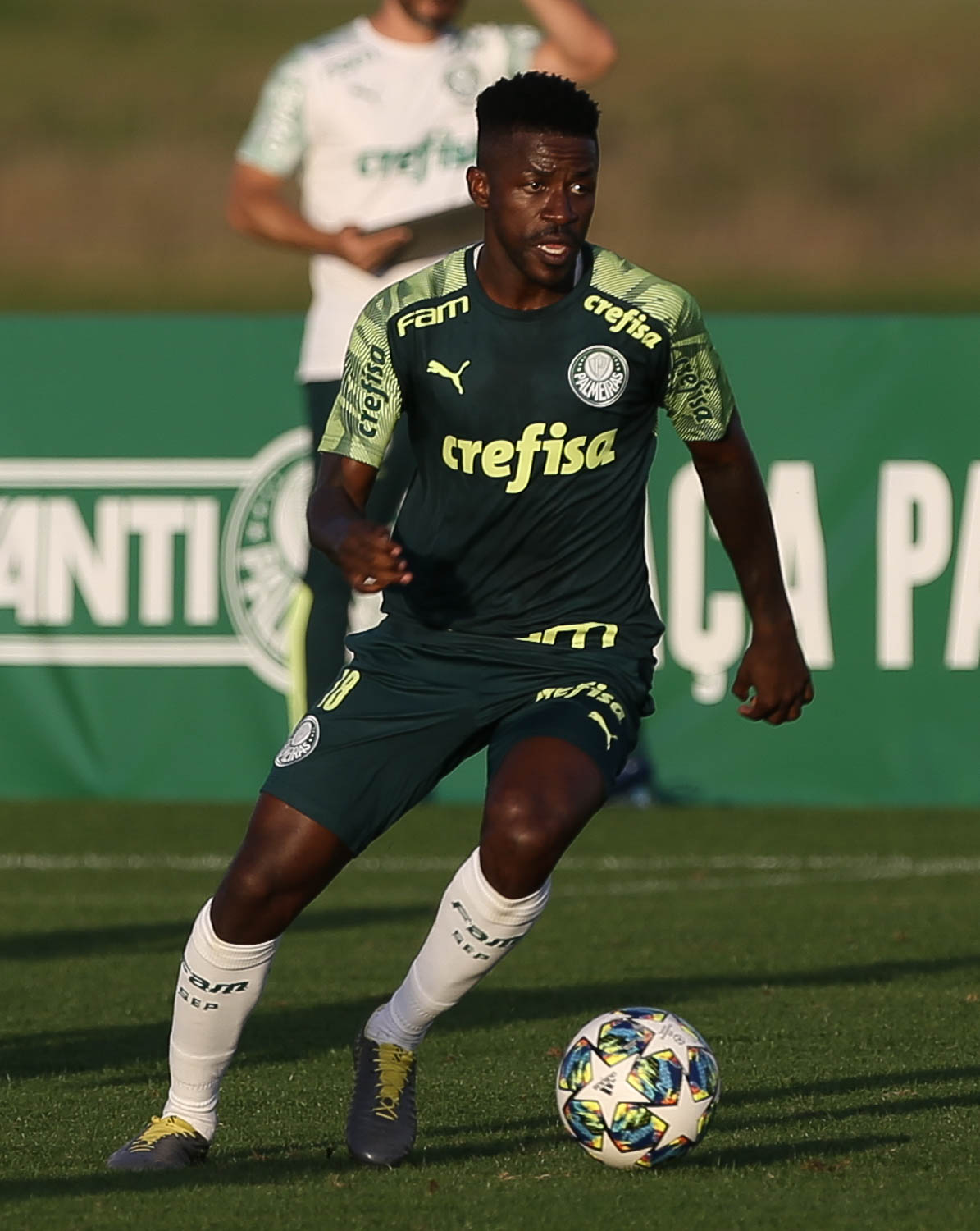 Ramires: meia – 34 anos – brasileiro – Contrato terminado com o Palmeiras – Valor de mercado: 1,5 milhão de euros (cerca de R$ 9 milhões na cotação atual).