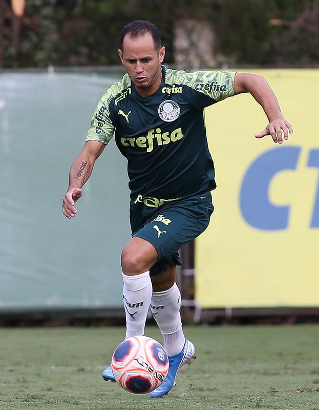 ESQUENTOU - Alejandro Guerra não vai permanecer no Palmeiras, clube no qual encerrará seu vínculo no dia 31 de dezembro. A partir disso, o Atlético Nacional-COL já se mexe nos bastidores para contratar novamente o venezuelano que teve sucesso na própria equipe e foi campeão da Libertadores em 2016, de acordo com o jornal Antena 2.